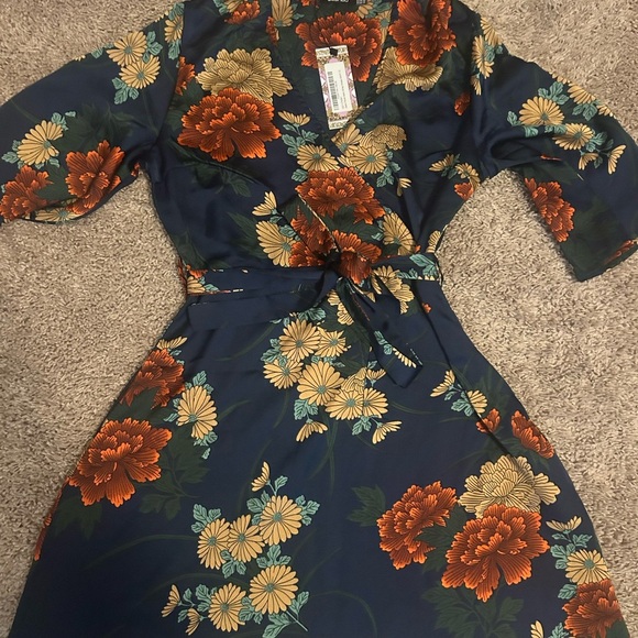 NWT GORGEOUS FALL DRESS boohoo Navy Blue Satin Floral Wrap tie Dress size 8 - Picture 3 of 8